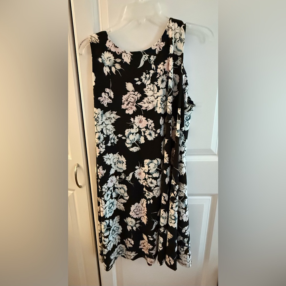 Black and white floral dress with a touch of Y2K style #floraldress
Size 14